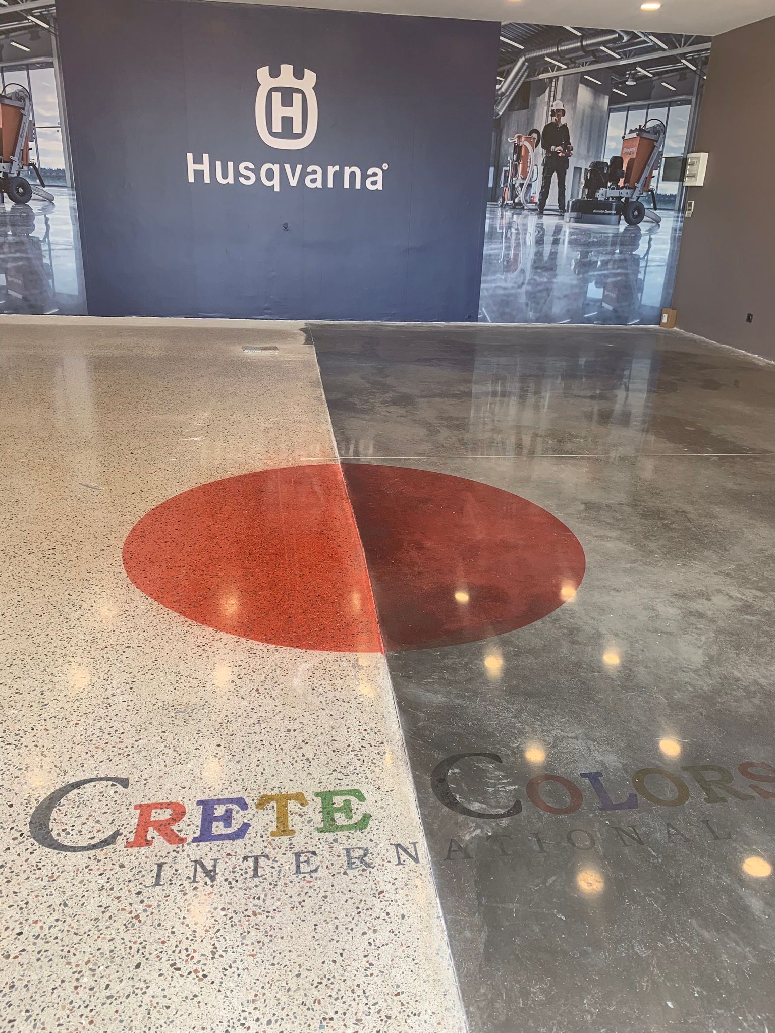 Renkli beton parlatma mağaza zemini